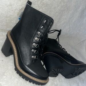 7 nwt Stylish Black Lace-Up Ankle Boots